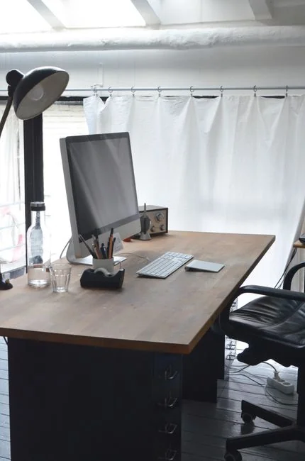 Une personne utilise un ordinateur portable pour parcourir des sites de photos de stock. Travail en freelance dans un cadre chaleureux.